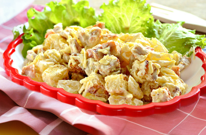 Хрустящий салат с ананасами и курицей - рецепт