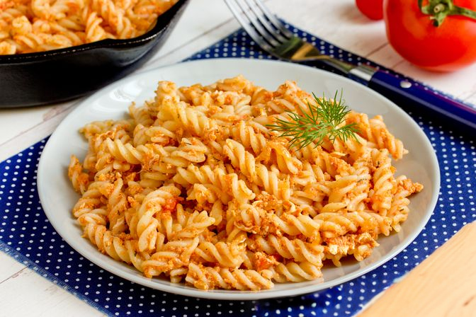 Макароны с луком и яйцом в томатном соусе (на сковороде)
