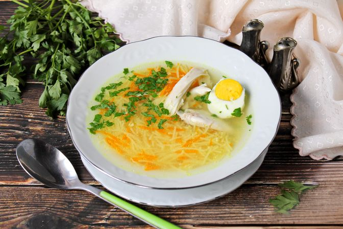 Куриный бульон с вермишелью