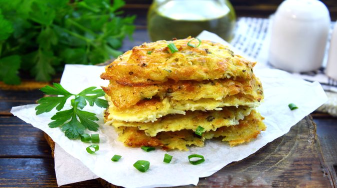 Картофельные драники с сыром, зелёным луком и чесноком (в духовке)