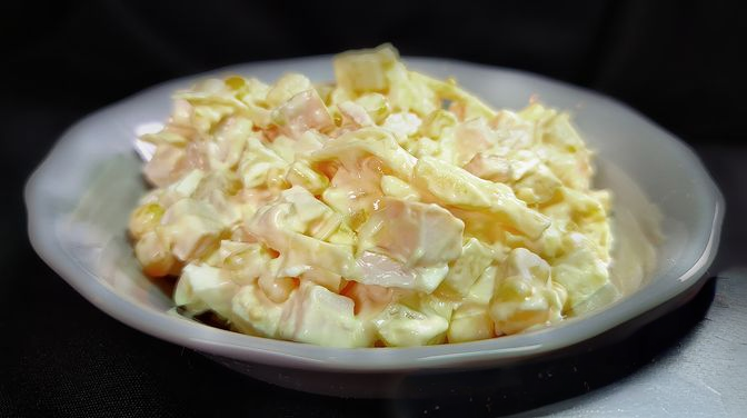 Салат с копчёной курицей и ананасами